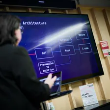 Oliver presentint at the NN1 Dev Club #11